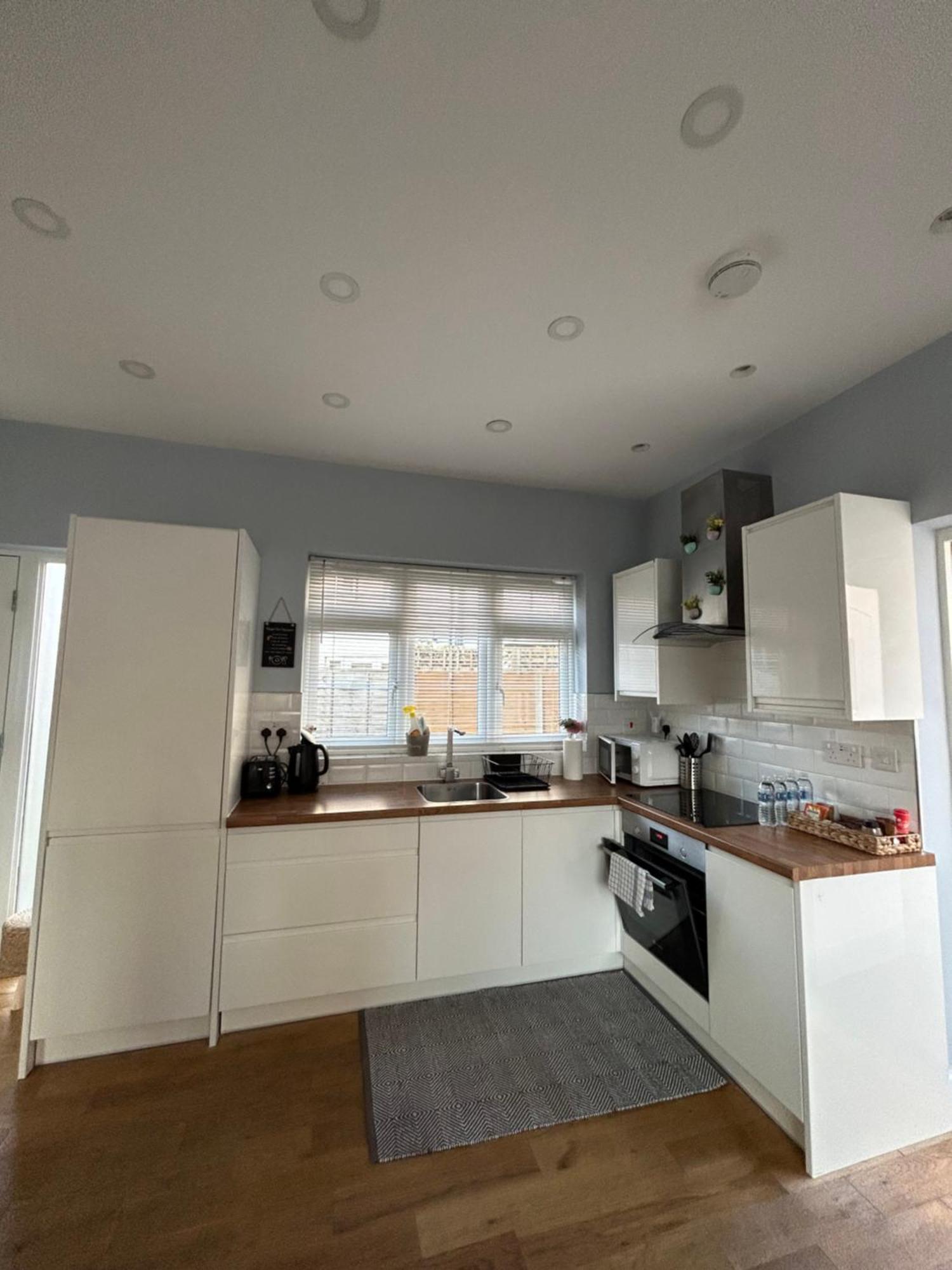 Dana'S Bungalow Horley Dış mekan fotoğraf