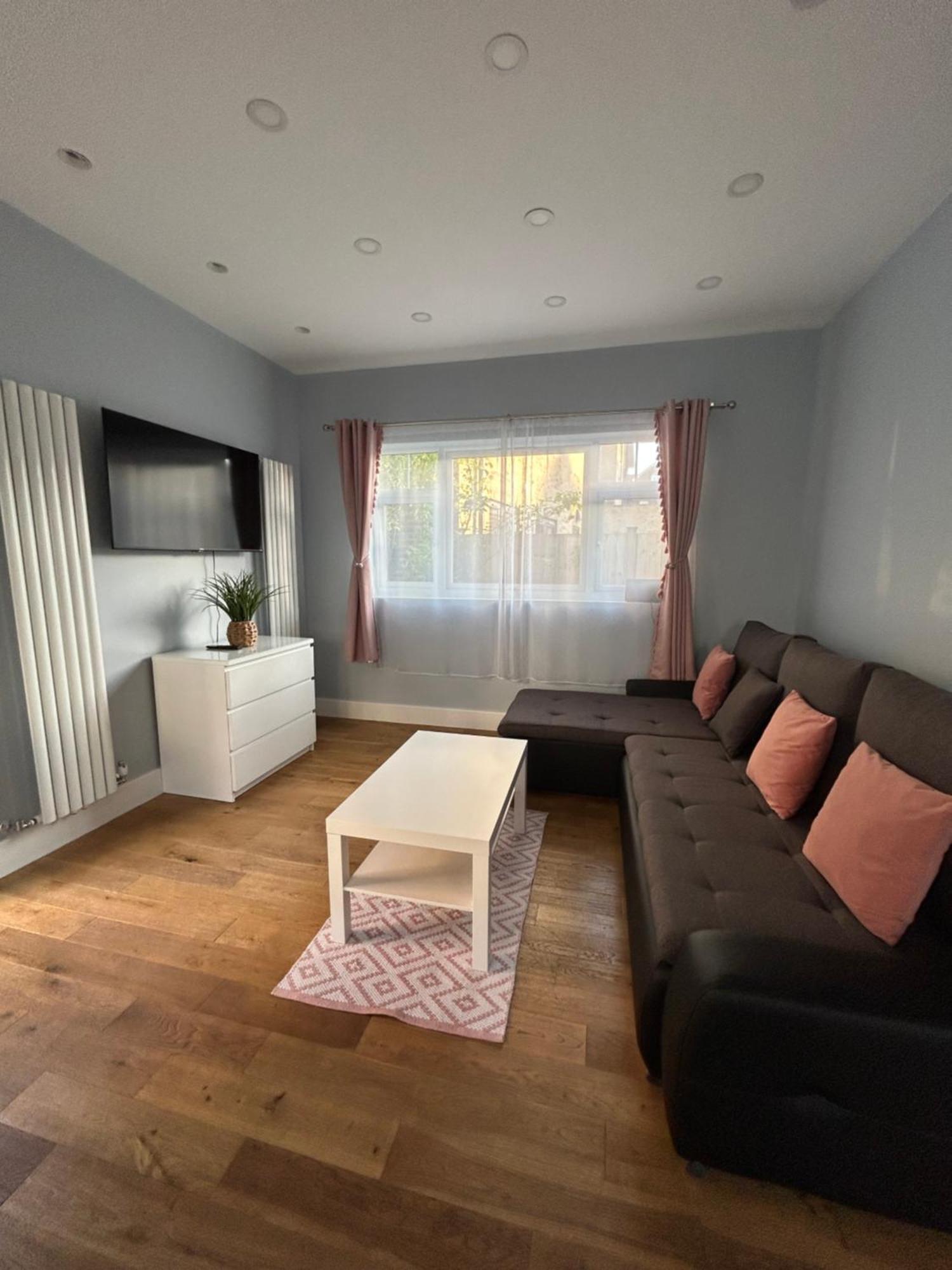 Dana'S Bungalow Horley Dış mekan fotoğraf